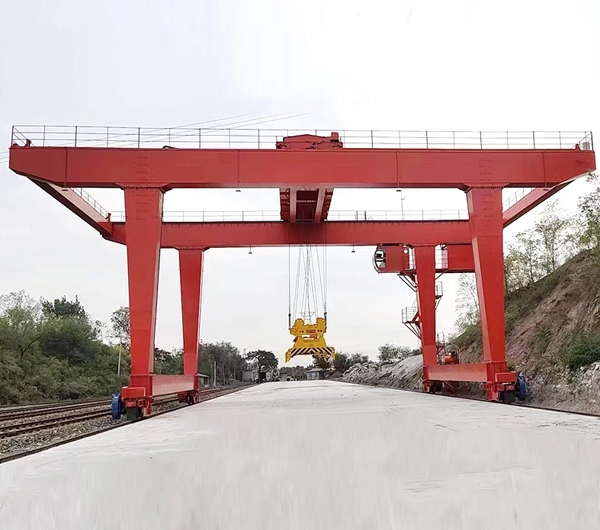 門(mén)式集裝箱起重機(jī)